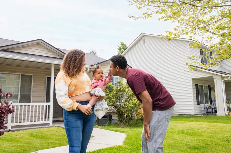 A family buys a home with a no-closing-cost mortgage.